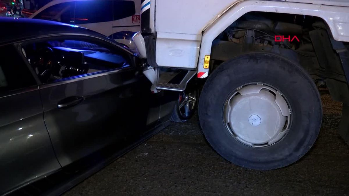 Başakşehir'de Motosikletli Saldırı: Otomobil Kamyona Çarptı