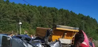 Beykoz'da hafriyat tırı ile hafif ticari araç çarpıştı, 2 sürücü yaralandı