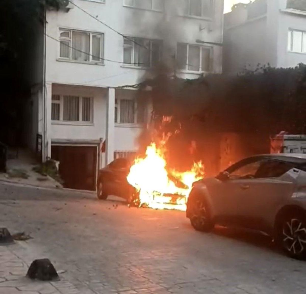 Beyoğlu'nda Park Halindeki Otomobil Alev Alev Yandı