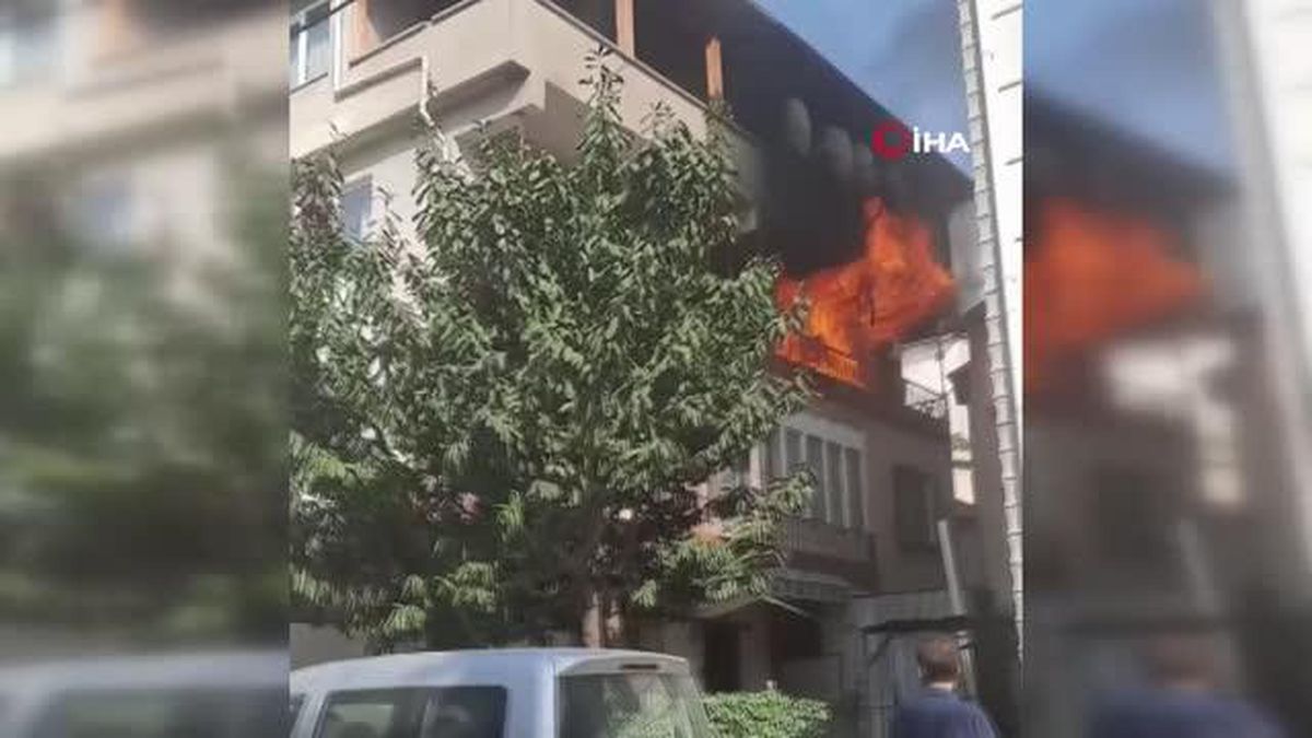 Bursa'da 3 katlı binanın 2. katı alev alev yandı