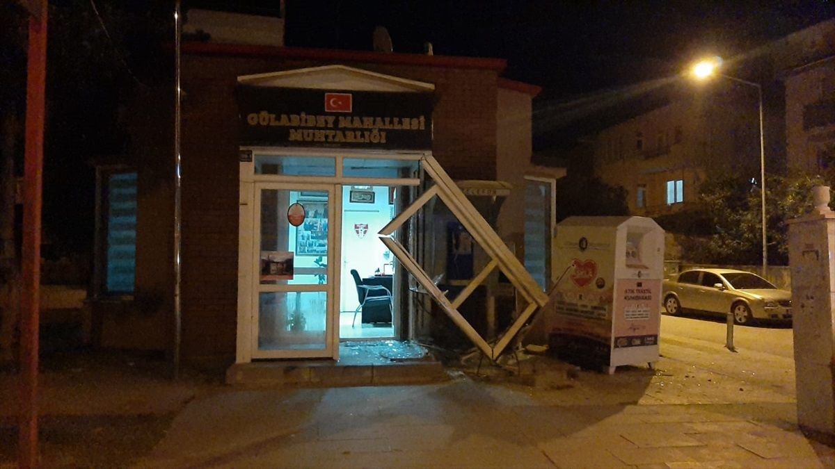Çorum'da otomobil muhtarlık binasına çarptı