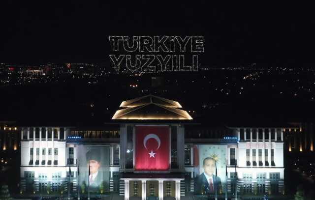 Cumhurbaşkanlığı Külliyesi'nde 1200 drone ile gerçekleştirilen ışık gösterisi 100. Yıl Marşı'na eşlik etti Cumhurbaşkanlığı Külliyesi'nde 1200 drone ile gerçekleştirilen ışık gösterisi 100. Yıl Marşı'na eşlik etti
