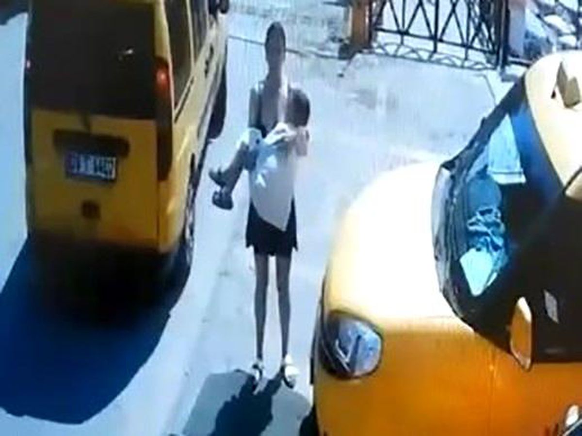 Epilepsi Nöbeti Geçiren Çocuğu Islak Diye Taksiciler Almadı