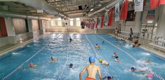 Eyyübiye Belediyesi Yarı Olimpik Yüzme Havuzu'nda Çocuklar Yüzme Öğreniyor