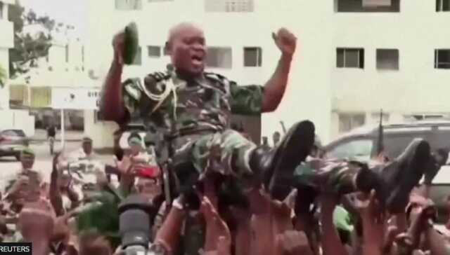 Gabon'da askeri darbe sonrası askerler tarafından yeni başkan olarak atanan Gen Nguema askerler ve vatandaşlar tarafından omuzlarda taşınd Gabon'da askeri darbe sonrası askerler tarafından yeni başkan olarak atanan Gen Nguema askerler ve vatandaşlar tarafından omuzlarda taşınd