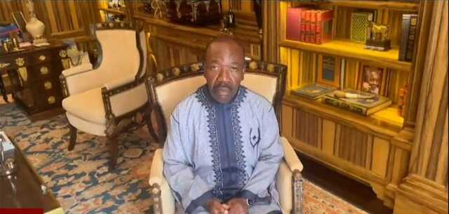 Gabon'da askeri darbe sonrası askerler tarafından yeni başkan olarak atanan Gen Nguema askerler ve vatandaşlar tarafından omuzlarda taşınd Gabon'da askeri darbe sonrası askerler tarafından yeni başkan olarak atanan Gen Nguema askerler ve vatandaşlar tarafından omuzlarda taşınd
