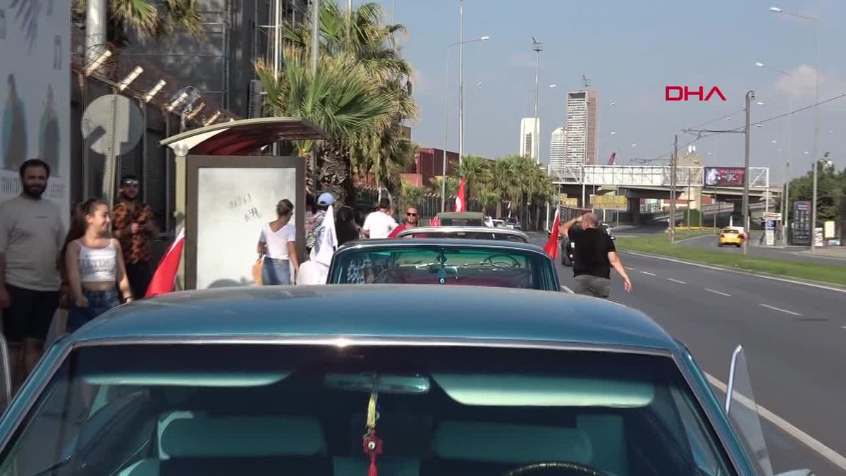 İzmir'de Motosikletliler ve Klasik Otomobilciler 30 Ağustos Zafer Bayramı'nı Kutladı