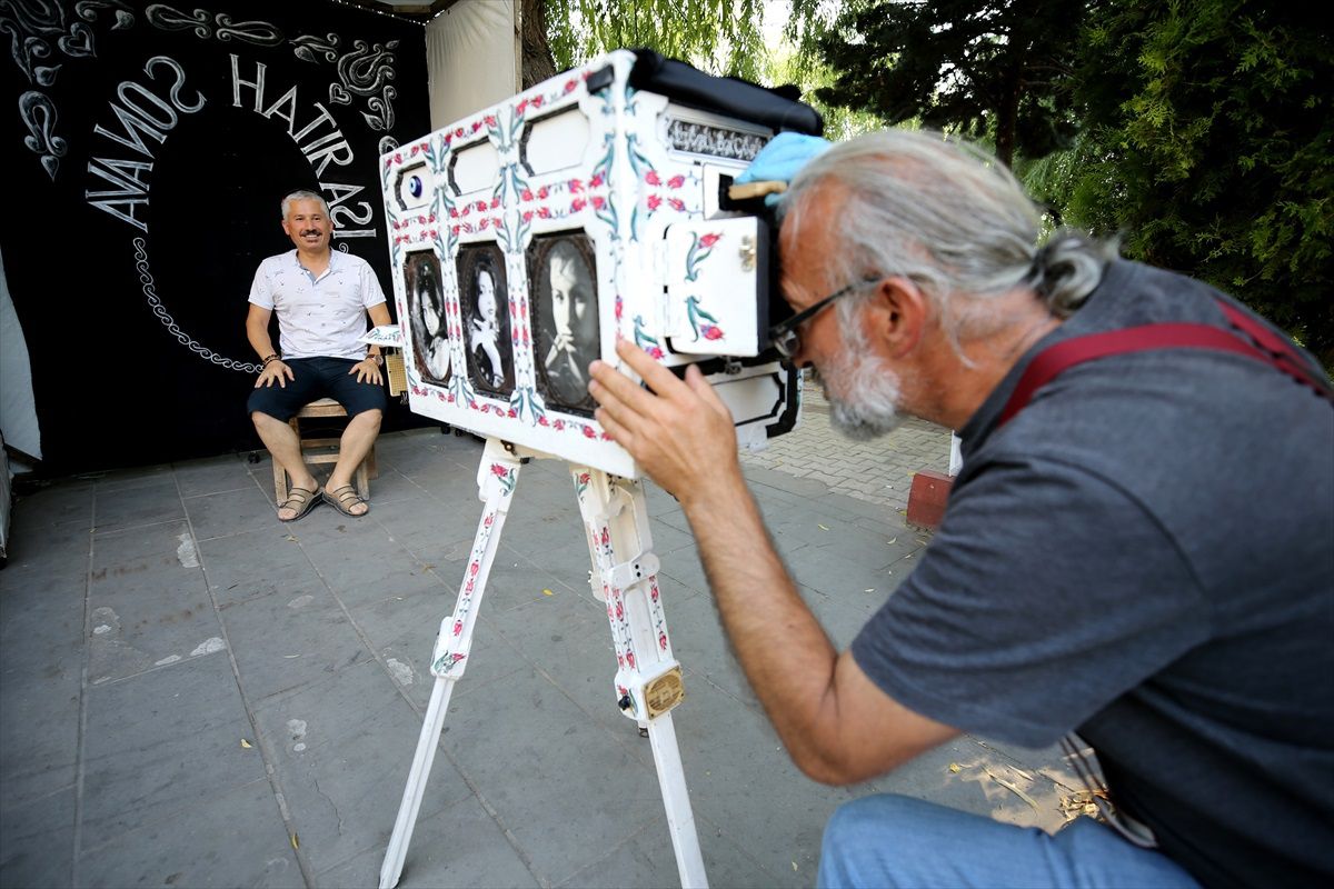 Fotoğrafçı Yücel Erdaş, körüklü fotoğraf makinesiyle turistlere nostalji yaşatıyor