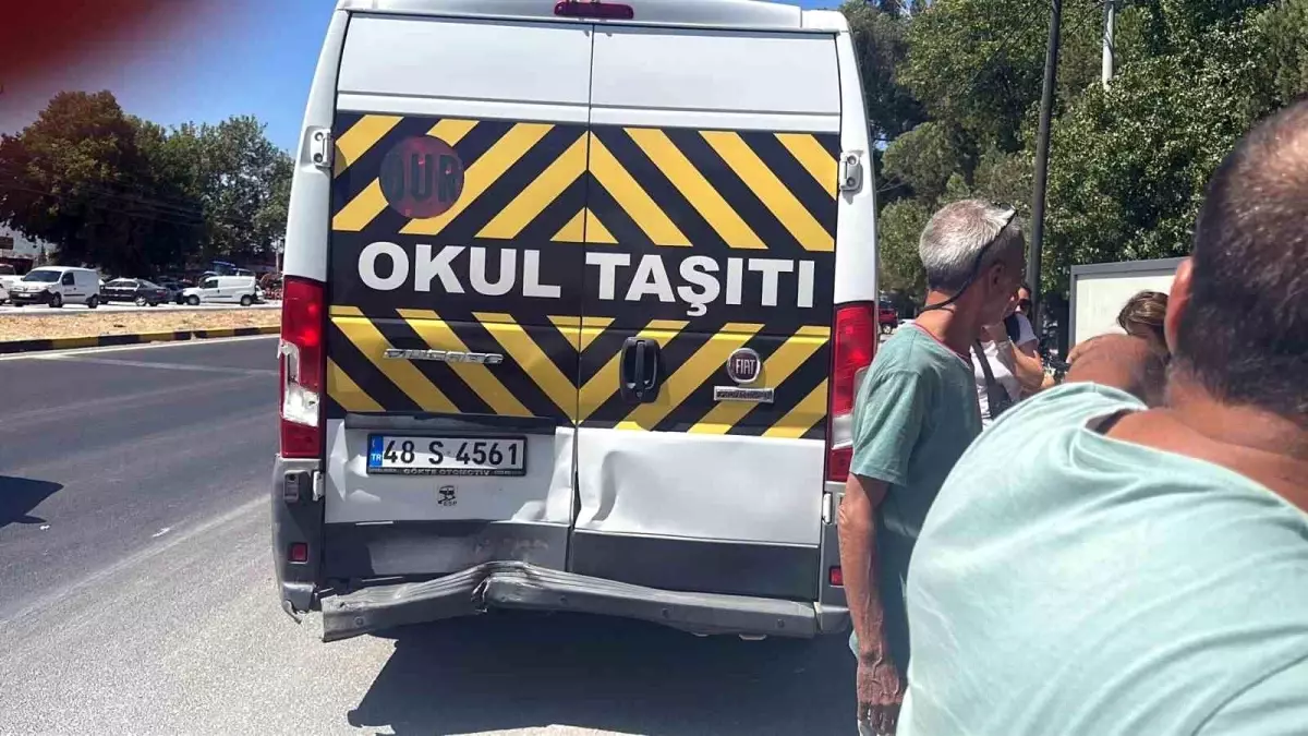 Muğla'da öğrenci servisine kamyonet çarptı: 7 yaralı