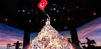 Simge, 30 Ağustos Zafer Bayramı'nı 4,5 metrelik özel tasarım elbisesiyle kutladı