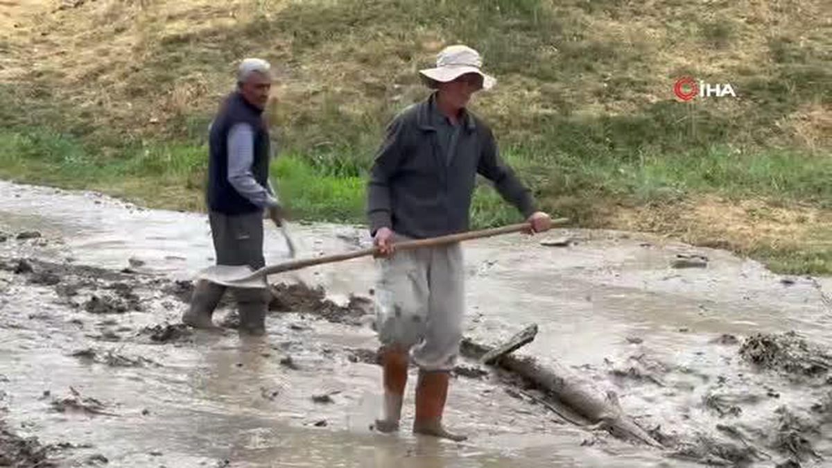 Yüksekova'da sel felaketi: Bir vatandaş telef olan atın başından ayrılamadı