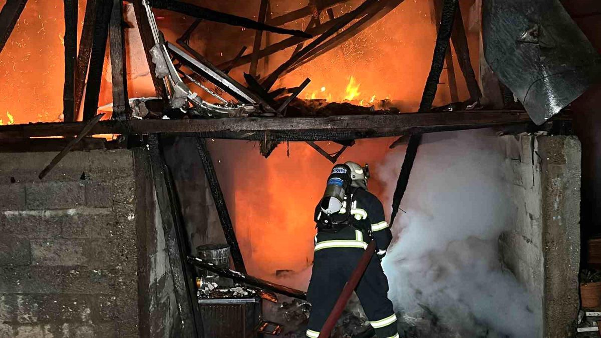 Düzce'de Yangında 2 Ev, 2 Katlı Samanlık ve Araçlar Küle Döndü