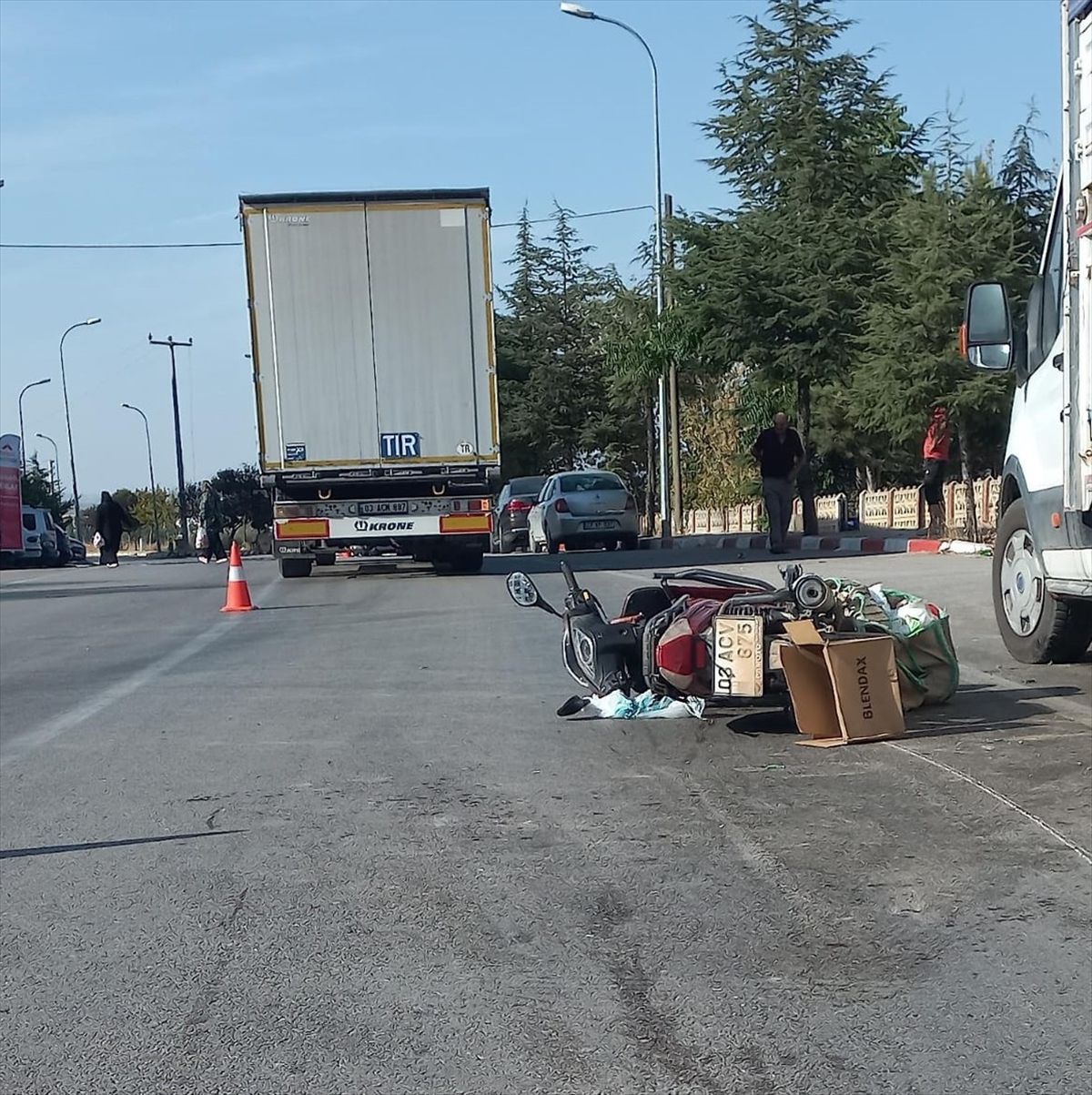 Afyonkarahisar'da tırla çarpışan motosiklette 3 kişi yaralandı
