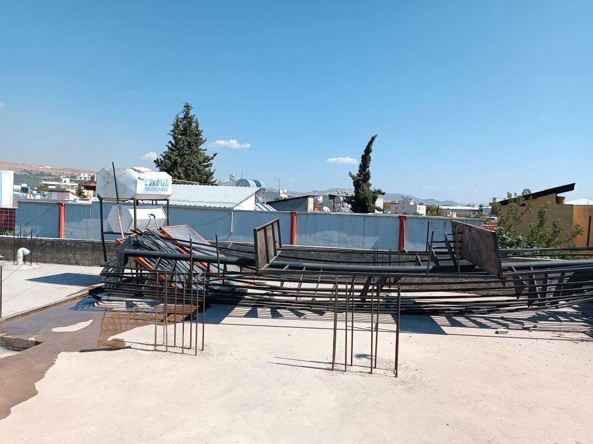 Adıyaman'da yangın merdiveni az hasarlı evin damına düştü