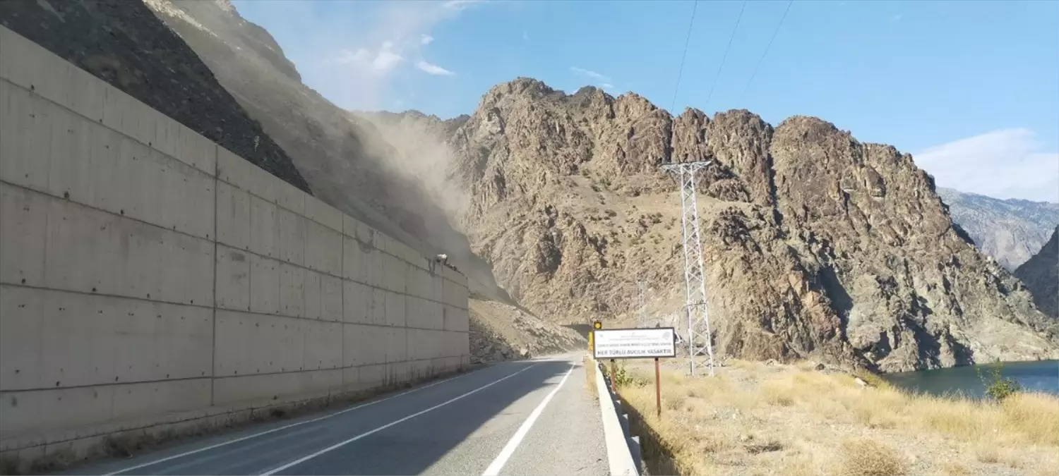 Artvin-Yusufeli kara yolunda heyelan temizliği devam ediyor