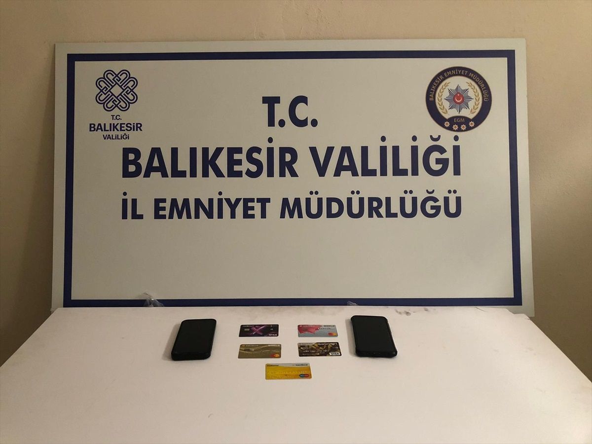Balıkesir'de sosyal medya dolandırıcıları tutuklandı