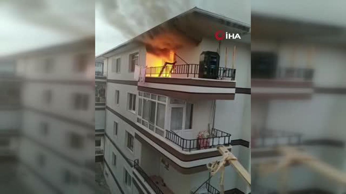 Ankara'da Yangında Mahsur Kalan Vatandaş Kurtarıldı