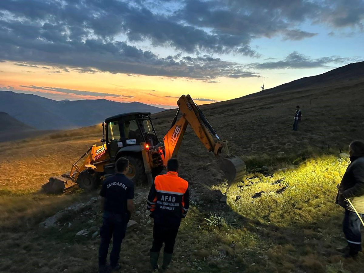 Bayburt'ta otomobil mera alanına girdi, 2 kişi yaralandı