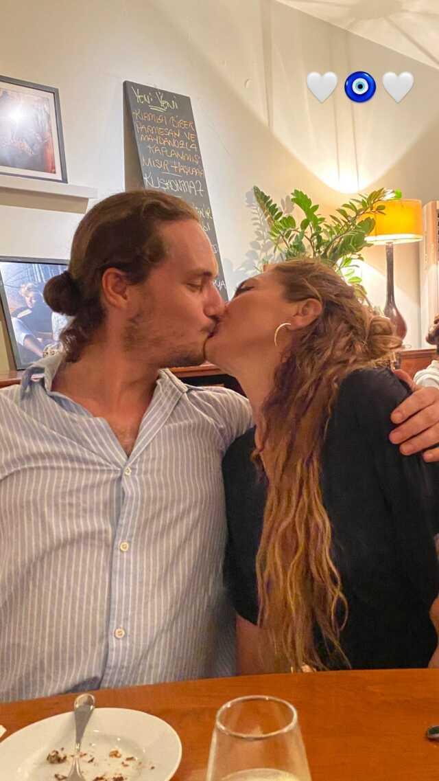 Bilge Öztürk'ten 22 yaş küçük sevgilisiyle dudak dudağa poz Bilge Öztürk'ten 22 yaş küçük sevgilisiyle dudak dudağa poz