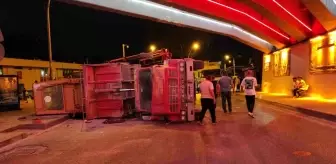 İzmit'te alt geçit köprüsüne çarpan kamyon devrildi
