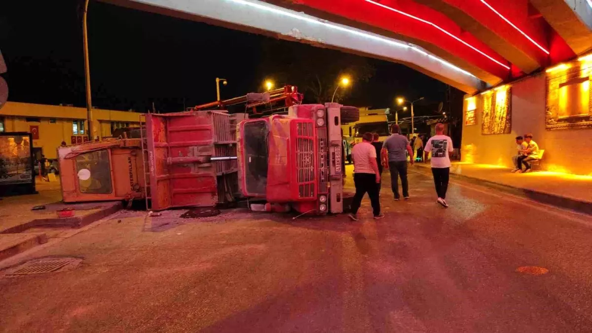 İzmit'te alt geçit köprüsüne çarpan kamyon devrildi
