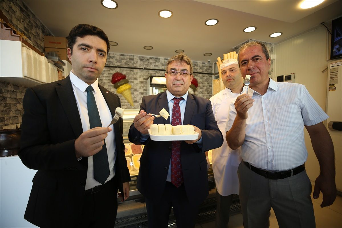 Çanakkale'nin Bayramiç ilçesinde Bayramiç beyazının dondurması yapıldı