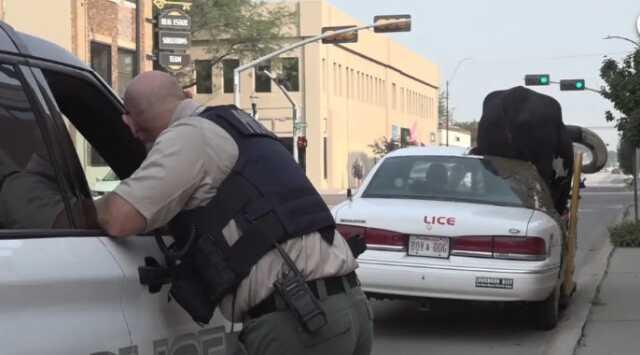 Dev boğayı aracının ön koltuğuna oturtan sürücü polis tarafından uyarıldı Dev boğayı aracının ön koltuğuna oturtan sürücü polis tarafından uyarıldı