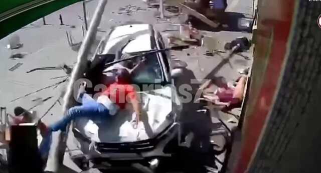 İspanya'da Kontrolden Çıkan Otomobil Kafeye Daldı: 8 Yaralı İspanya'da Kontrolden Çıkan Otomobil Kafeye Daldı: 8 Yaralı