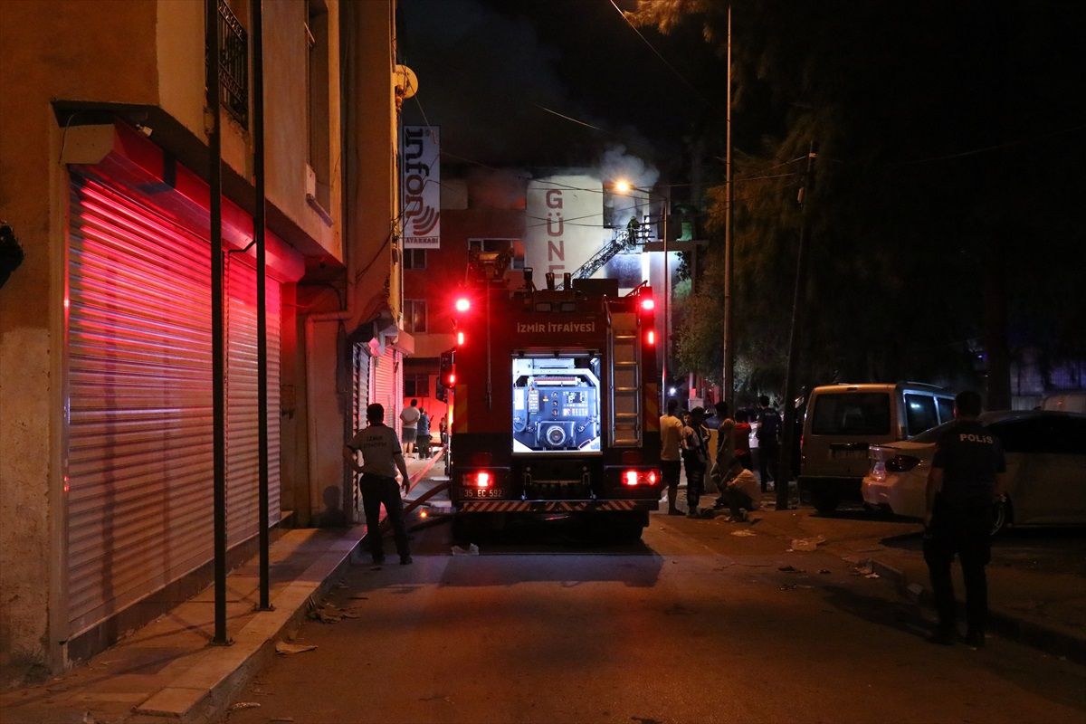 İzmir'deki Ambalaj ve Ayakkabı İmalathanesinde Yangın Çıktı