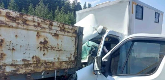 TEM Otoyolu'nda kamyonet tırın dorsesine saplandı