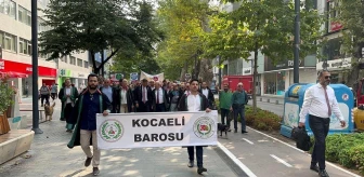 Kocaeli'de Avukatlar Atatürk Büstüne Çelenk Bıraktı