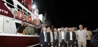 Kocaeli'de balıkçılar havai fişek eşliğinde denize açıldı