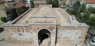 Konya Büyükşehir Belediyesi Kadınhanı Raziye Sultan Kervansarayı'nda Restorasyon Çalışmalarına Devam Ediyor