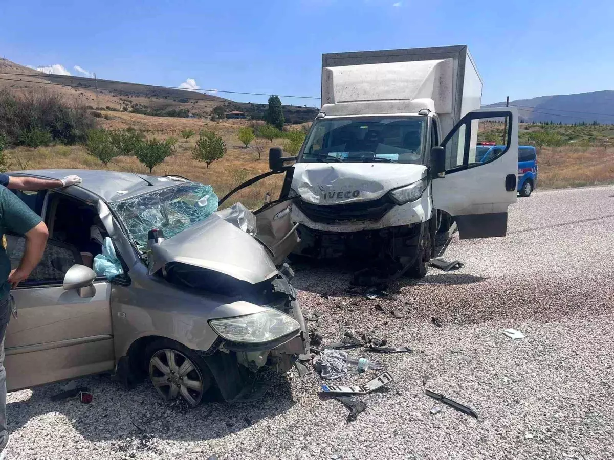 Malatya'da kafa kafaya çarpışan araçlarda 4 kişi yaralandı