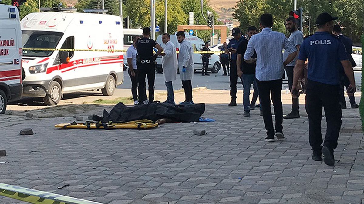 Silahla yaraladıkları adamı ambulansta kalp masajı yapılırken sağlık görevlilerinin önünde tekrar vurdular