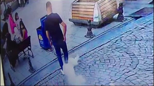 Yolda yürüdüğü esnada telefonu patlayıp yandı! O anlar kameraya yansıdı
