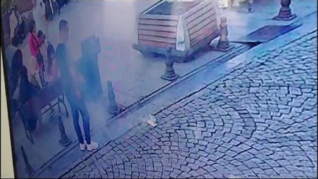 Yolda yürüdüğü esnada telefonu patlayıp yandı! O anlar kameraya yansıdı
