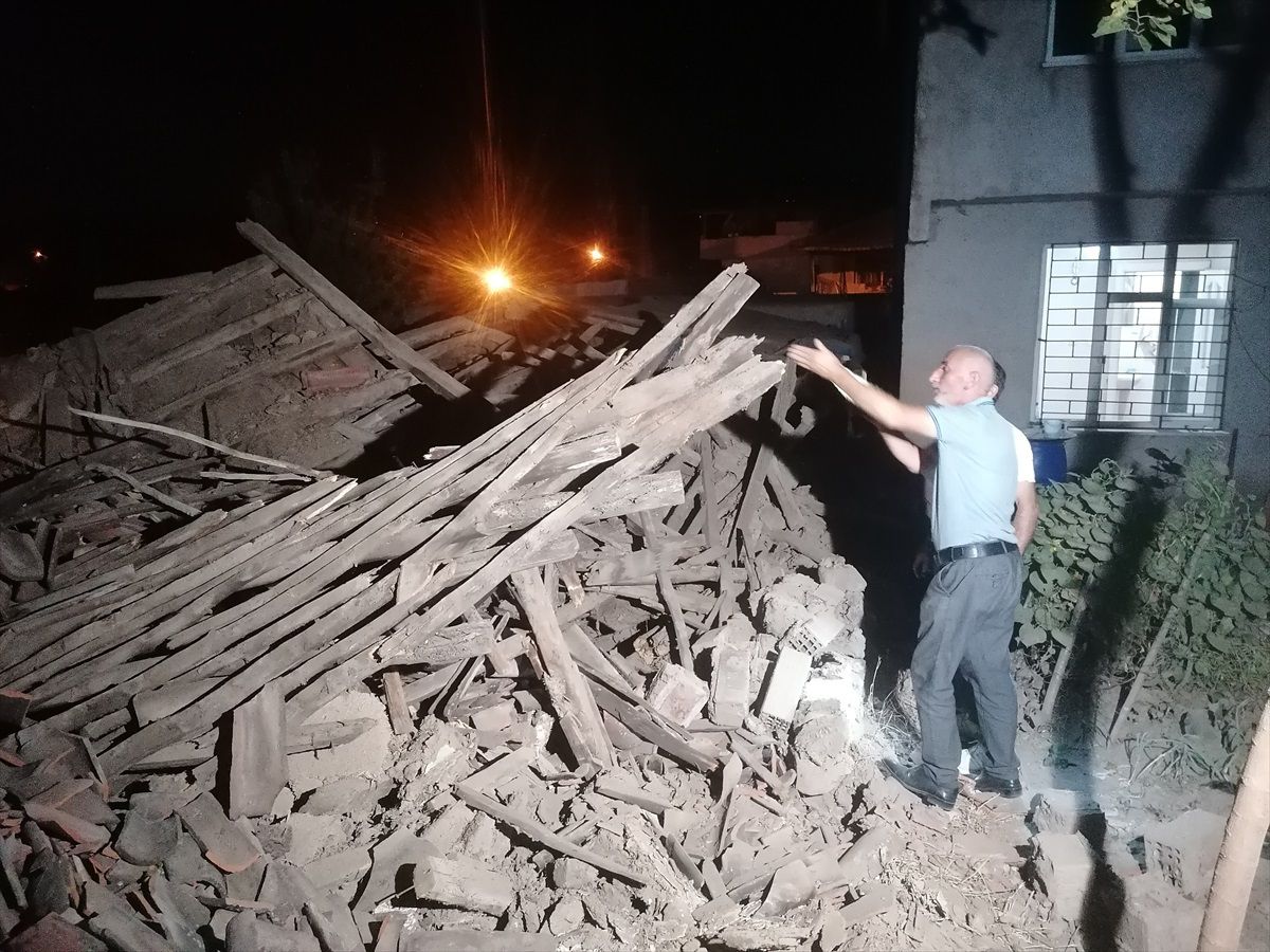 Tokat'ın Erbaa ilçesinde tek katlı ahşap ev çöktü, 1 kişi yaralandı