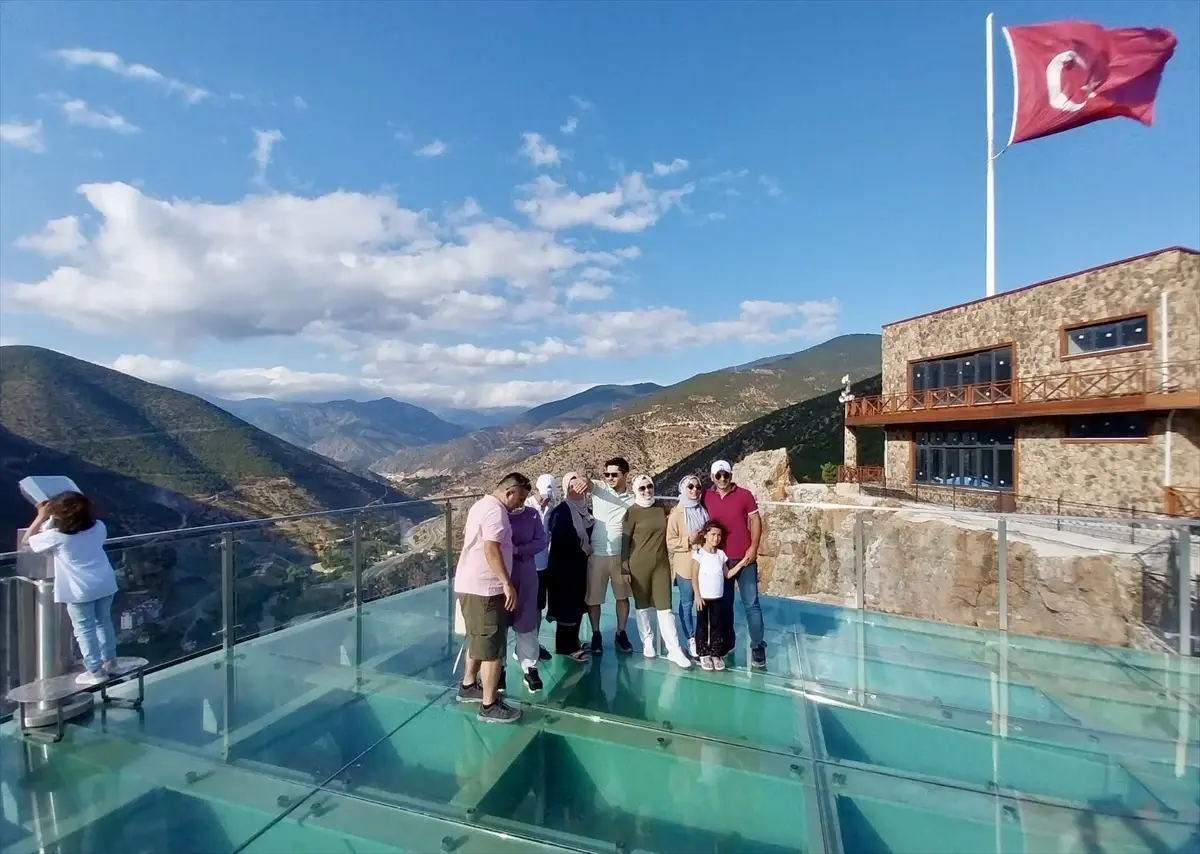 Gümüşhane'deki Cam Seyir Terası Yerli ve Yabancı Turistlerin Gözdesi