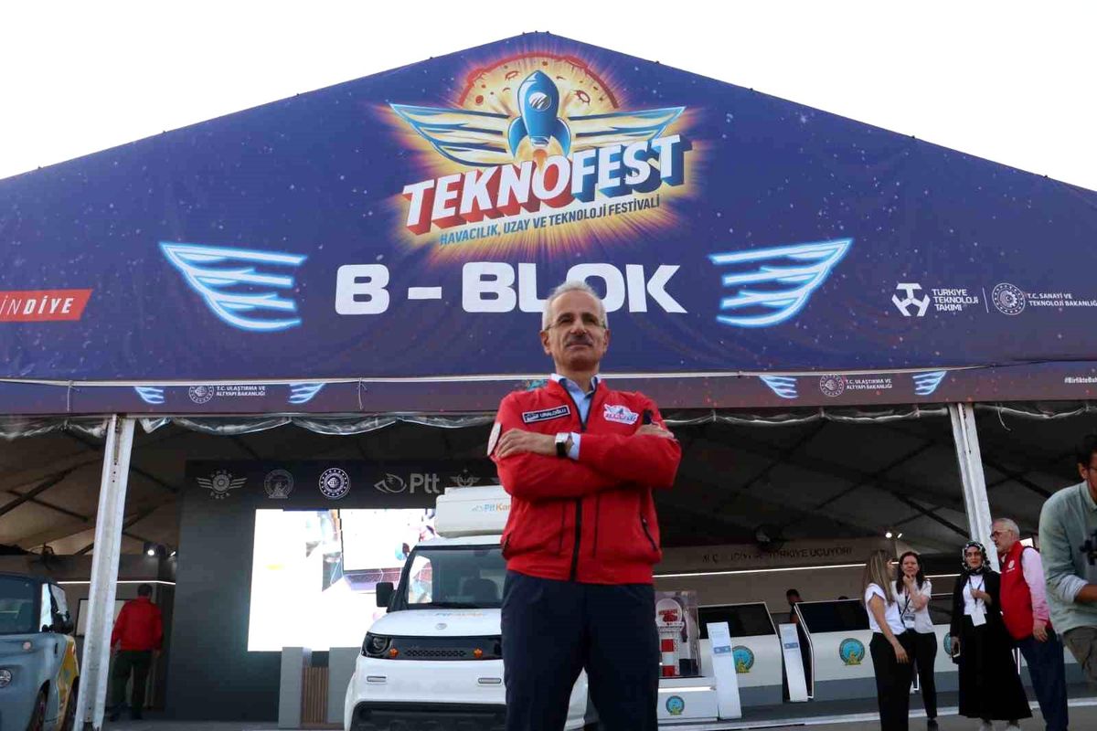 Ulaştırma ve Altyapı Bakanı TEKNOFEST'i Ziyaret Etti