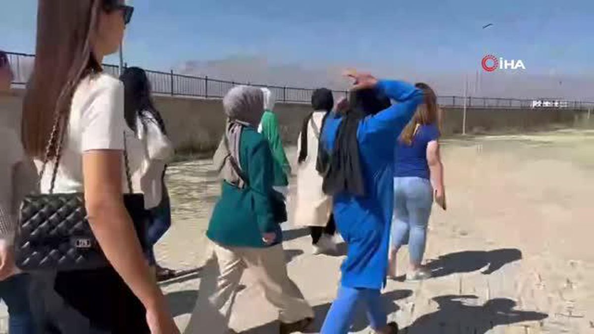 Yüksekova'ya atanan yeni öğretmenler güllerle karşılandı