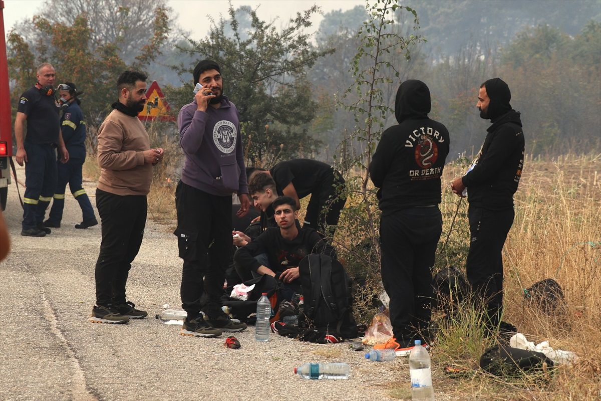Yunanistan'daki yangında mahsur kalan düzensiz göçmenler polise teslim edildi