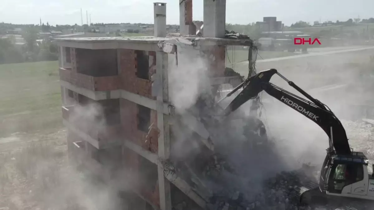27 DAİRELİ İNŞAAT İÇİN 'UYGUNLUK' RAPORU VERİLEN BETON 'KULLANILAMAZ' ÇIKTI; BİNALAR YIKILDI