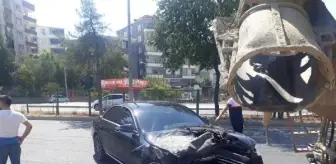 Batman'da Beton Mikserine Çarpan Otomobilin Sürücüsü Yaralandı
