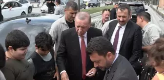 Cumhurbaşkanı Erdoğan, kendisini bekleyen vatandaşları görünce aracından indi