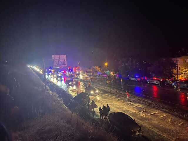 Denizli'de zincirleme trafik kazası: 3 ölü, 50 yaralı