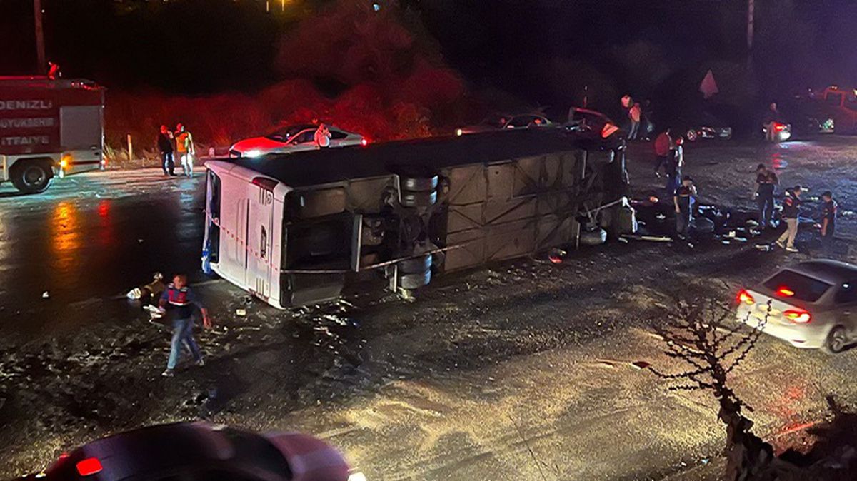 Denizli'de zincirleme trafik kazası: 3 ölü, 50 yaralı