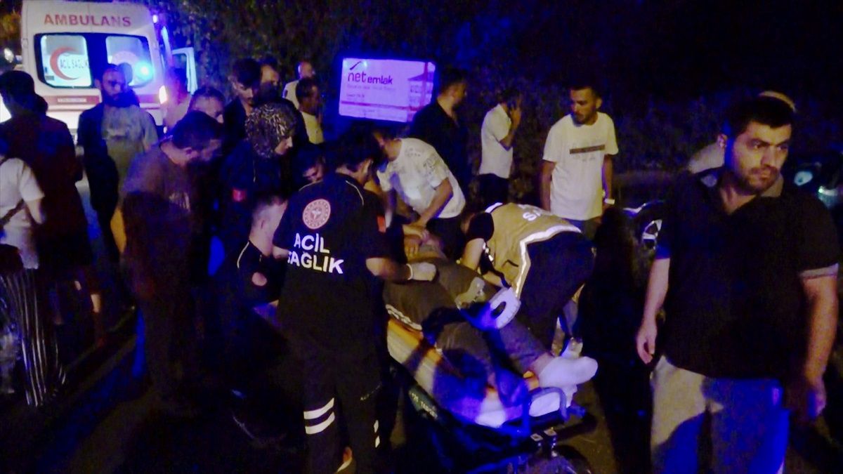 Düzce'de otomobilin önündeki araca çarptığı kazada 4 kişi yaralandı