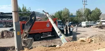 Adıyaman'da Yol Çalışması Sırasında Elektrik Direği Kamyonun Üzerine Devrildi