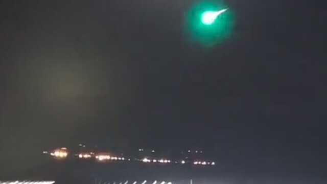 Gece adeta gündüze döndü! Düşen göktaşı, Türkiye'nin birçok noktasında görüntülendi Gece adeta gündüze döndü! Düşen göktaşı, Türkiye'nin birçok noktasında görüntülendi